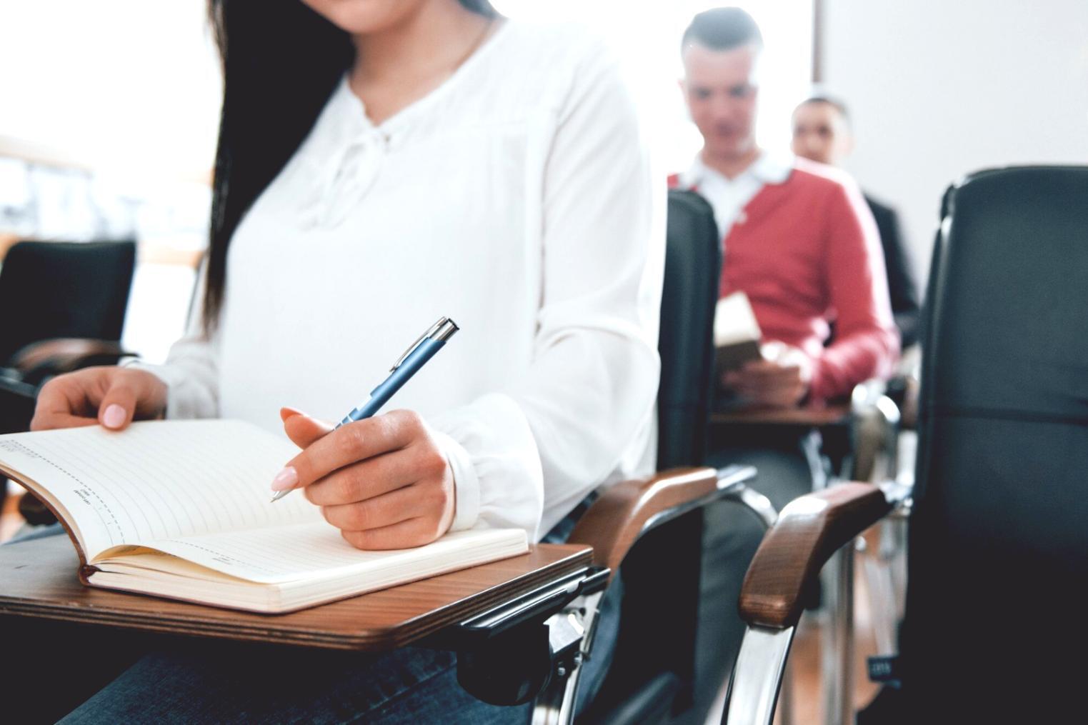 Étudiants travaillant sur l'analyse financière avec documents et graphiques